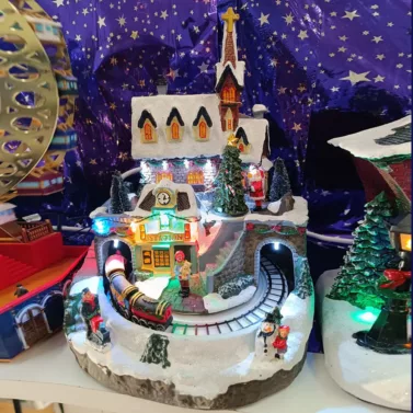 Villaggio di Natale Luminoso con trenino